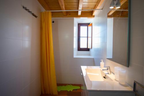 bagno con lavandino e specchio di Monte Da Baía Do Tonel a Zambujeira do Mar