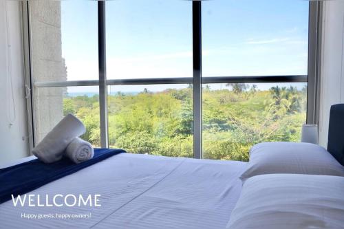 1 dormitorio con 1 cama y ventana grande en NUEVO! Hermoso y Exclusivo Apto para 4 en Zazué, en Santa Marta