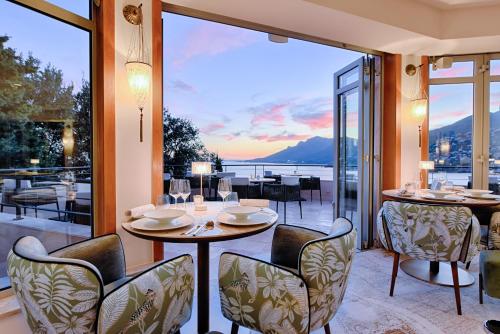 a dining room with a view of the ocean at Tiara Yaktsa C&ocirc;te d&rsquo;Azur in Th&eacute;oule-sur-Mer