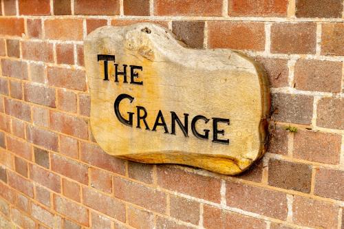 The Grangeに飾ってある許可証、賞状、看板またはその他の書類