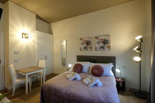 dois bebés sentados numa cama num quarto em Verona Suites and Rooms em Verona