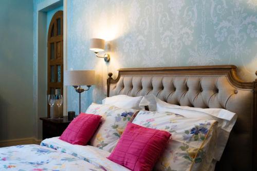 Postel nebo postele na pokoji v ubytování Logis de Tirac