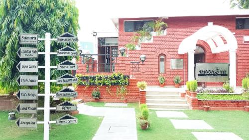 a street sign in front of a brick building at Goa Country Club Near Park Hospital BY Pearl I Luxury resort in Gurgaon in Gurgaon