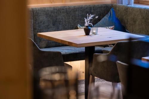 a wooden table and chairs in a room at Sepp & Hannis Suiten im Dorf in Neustift im Stubaital