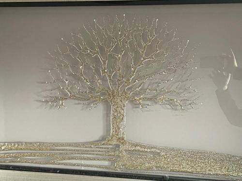 una imagen de un árbol en un marco de imagen en 27 The Limes Room 2, en Stockton on the forest