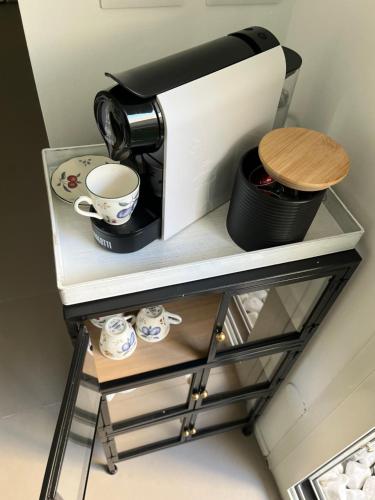 Utensilios para hacer té y café en GreenSpace Romantic Studio - Piazza del Popolo