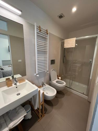 La salle de bains est pourvue d'un lavabo, de toilettes et d'une douche. dans l'établissement Green space studio in the center, à Rome