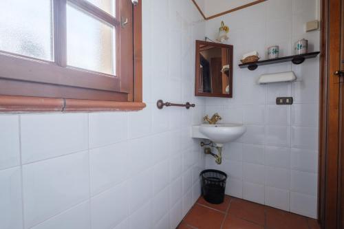 墨西拿的住宿－Green Health，一间带水槽和镜子的浴室