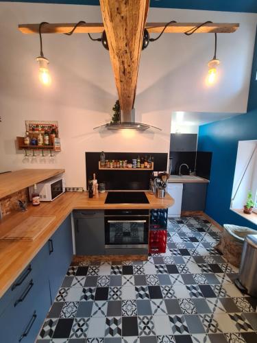 - une cuisine avec un sol en damier noir et blanc dans l'établissement 