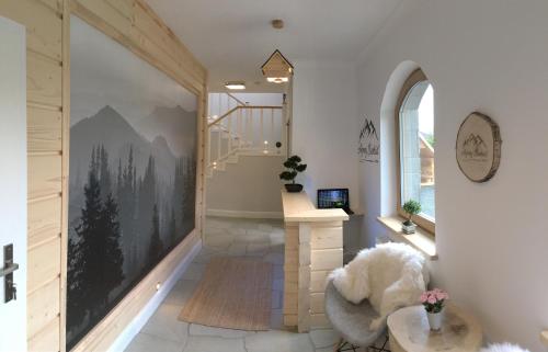 ein Wohnzimmer mit einer Treppe und einem großen Wandbild in der Unterkunft Hyrny Beskid in Wisła