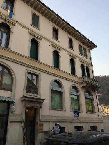 un gran edificio blanco con gente parada fuera de él en La casa di Anna - Palazzo Flantini, en Valdobbiadene