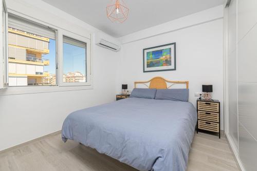 - une chambre blanche avec un lit et 2 fenêtres dans l'établissement Algarrobo Costa, à Algarrobo-Costa