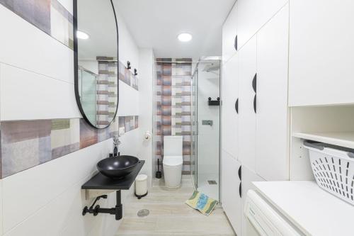 La salle de bains est pourvue d'un lavabo et d'un miroir. dans l'établissement Algarrobo Costa, à Algarrobo-Costa