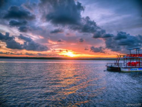 un barco en el agua con una puesta de sol en el fondo en Casa do Léo 1 - Temática México e África, en João Pessoa