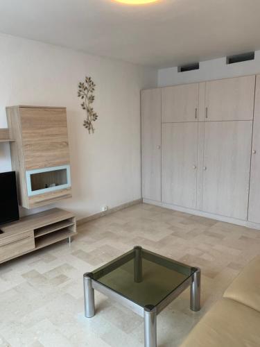 un salon avec un canapé et une table basse dans l'établissement IDEAL SEJOUR à MANDELIEU, à Mandelieu-la-Napoule