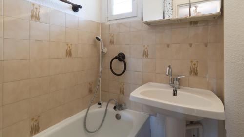 een badkamer met een wastafel en een douche bij Eleuthera- 174- Appart en rez de jardin- 4pers in Cap d'Agde