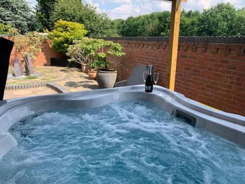 a jacuzziificialificialificialificialificialificialificialificialificialificialificial at Holly Tree Cottage in Barmby on the Moor