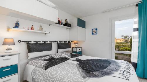une chambre avec un lit et une fenêtre dans l'établissement Les 4 Soleils- 174- Appart moderne 4 pers, au Cap d'Agde