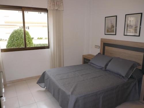 una camera da letto con un letto e una finestra di PLAYAMAR Superior ORANGECOSTA 1 dormitorio ad Alcossebre