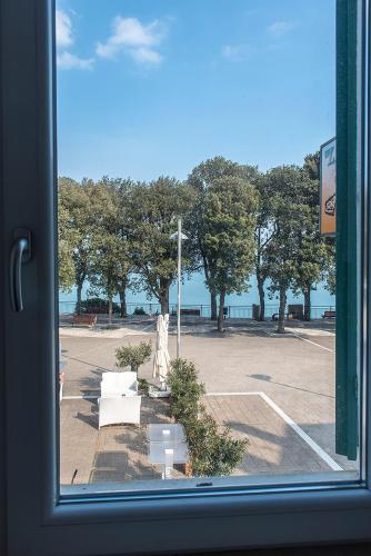 S035 - Sirolo, trilocale in piazza con vista mare