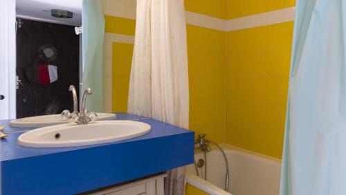 une salle de bain avec un lavabo et une baignoire dans l'établissement Aquaplage- 230- Appart vue mer- 6 pers, au Cap d'Agde