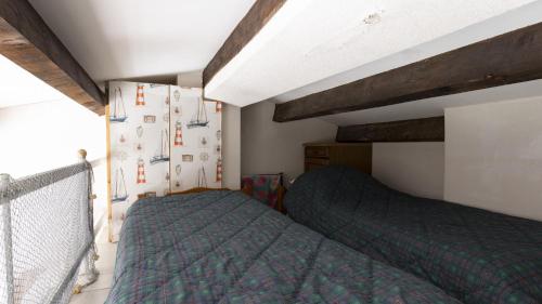 une chambre avec deux lits dans une pièce dans l'établissement Aquaplage- 230- Appart vue mer- 6 pers, au Cap d'Agde