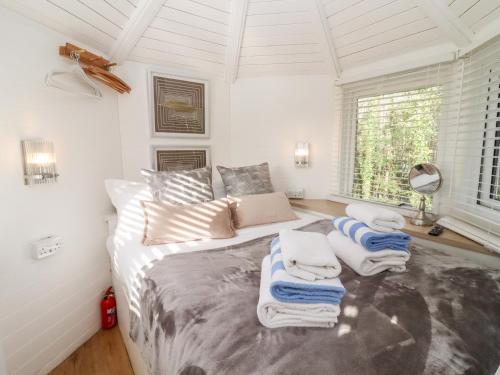 1 dormitorio con 1 cama con toallas en Honeycombe en Blandford Forum