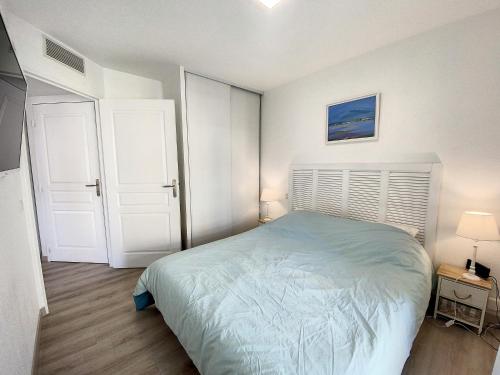 une chambre avec un lit et deux portes blanches dans l'établissement A303- Appartement 3 pieces 4 personnes- Le Crystal, à Cagnes-sur-Mer