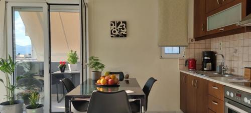 eine Küche mit einem Tisch und einer Obstschale darauf in der Unterkunft Maria's Cozy Apartment in Heraklion in Iraklio