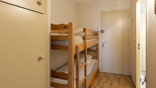 une chambre avec plusieurs lits superposés dans une pièce dans l'établissement Les Indes Galantes- 70D- Studio vue mer- 4 pers, au Cap d'Agde