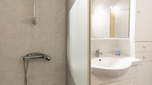 une salle de bain avec un lavabo et une douche dans l'établissement Les Indes Galantes- 70D- Studio vue mer- 4 pers, au Cap d'Agde