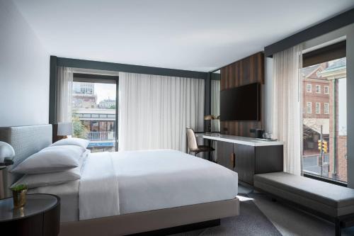 pokój hotelowy z łóżkiem i dużym oknem w obiekcie Philadelphia Marriott Old City w Filadelfii
