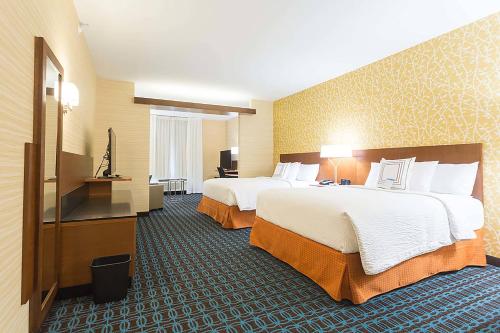 um quarto de hotel com duas camas e uma televisão em Fairfield Inn & Suites by Marriott Jamestown em Jamestown