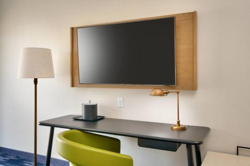 Телевизор и/или развлекательный центр в Fairfield Inn & Suites by Marriott Virgin Zion National Park