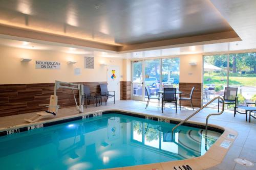 una piscina en un hotel con sillas y una mesa en Fairfield Inn & Suites by Marriott Philadelphia Valley Forge/Great Valley en Berwyn