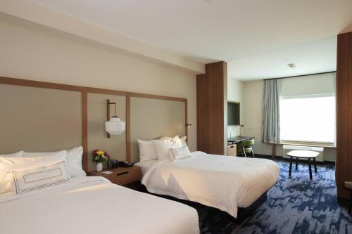 Habitación de hotel con 2 camas y ventana en Fairfield Inn & Suites by Marriott Philadelphia Valley Forge/Great Valley en Berwyn