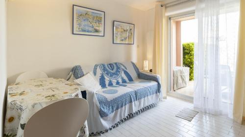 une chambre avec un lit, une table et des chaises dans l'établissement Santa Monica 2- 144E- Appart jardin- 4 pers, au Cap d'Agde