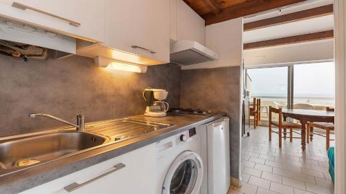 une cuisine avec un évier et une machine à laver dans l'établissement Thalacap- 14B- Studio vue mer- 4 pers, au Cap d'Agde