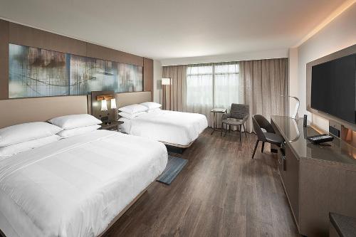 Habitación de hotel con 2 camas y TV de pantalla plana. en Orlando Marriott Lake Mary en Lake Mary