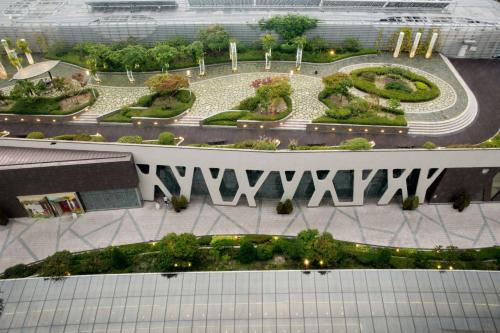 eine Aussicht auf einen Garten auf einem Gebäude in der Unterkunft Courtyard By Marriott Seoul Times Square in Seoul