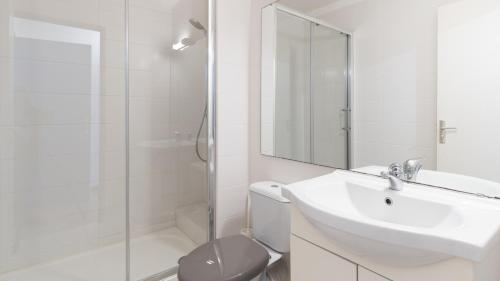 une salle de bain avec un lavabo, des toilettes et une douche dans l'établissement Les Indes Galantes- 299- Studio vue mer- 4 pers, au Cap d'Agde