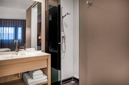 y baño con ducha y lavamanos. en AC Hotel Sants by Marriott, en Barcelona