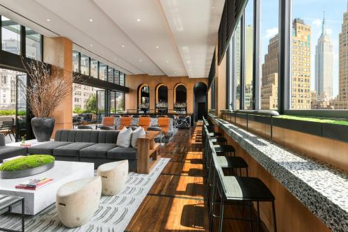 Ein Sitzbereich in der Unterkunft AC Hotel by Marriott New York Times Square