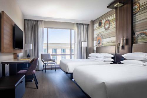 Habitación de hotel con 2 camas y escritorio en Dallas/Plano Marriott at Legacy Town Center, en Plano