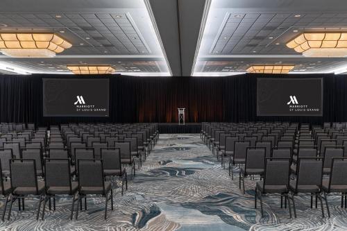 a conference room with chairs and a podium at Marriott St. Louis Grand in Saint Louis