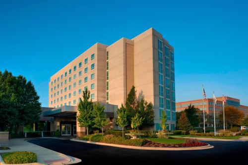 a large building with a road in front of it at Chicago Marriott Southwest at Burr Ridge in Burr Ridge