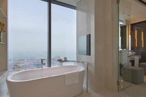 Ένα μπάνιο στο The Westin Singapore