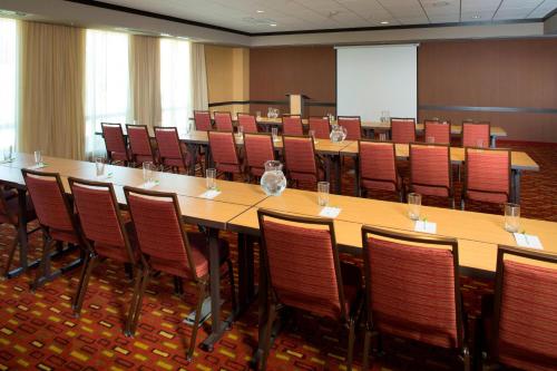 Courtyard by Marriott Dallas Midlothian at Midlothian Conference Centerにあるビジネスエリアまたは会議室