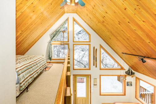 Zimmer mit einem Bett und einem großen Fenster in der Unterkunft Snowbird Chalet #5 in Girdwood