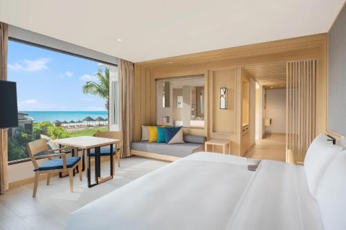 拷叻的住宿－Le Meridien Khao Lak Resort & Spa，一间带大床的卧室,享有海景